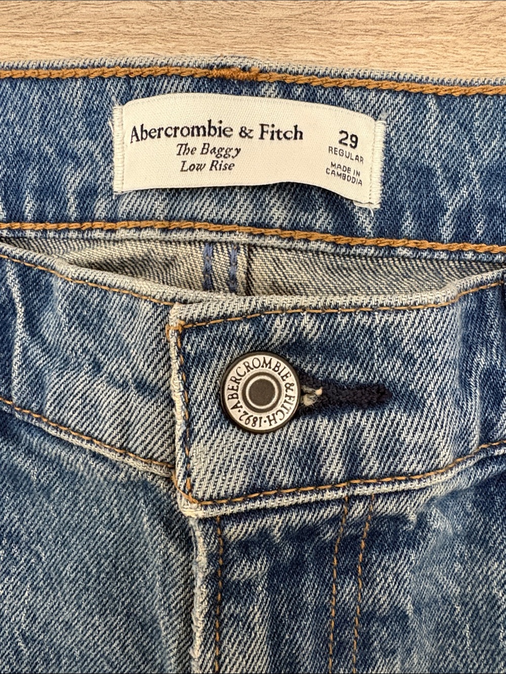 Abercrombie & Fitch The Baggy Low Rise Raw Hem Jeans Women Size 29 - Picture 3 of 7
